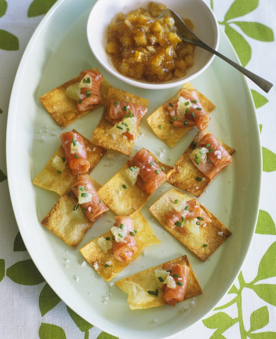 Marinierter Lachs auf Kartoffelchips, dazu Zitronenconfit