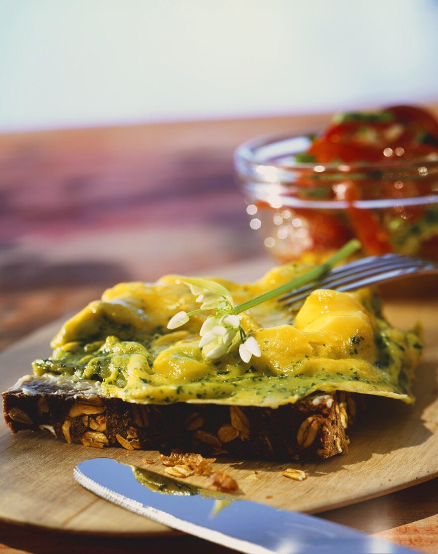 Bärlauch-Rührei auf Vollkornbrot