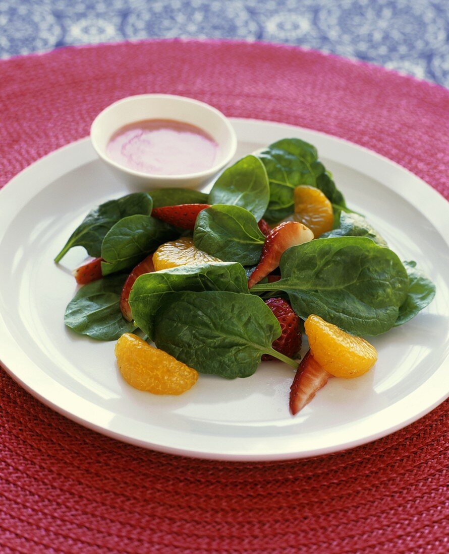 Spinatsalat mit Mandarinen und Erdbeeren