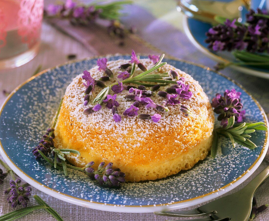 Kleiner Kuchen mit Lavendel und Puderzucker bestreut