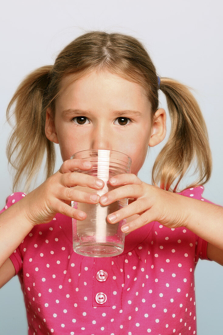 Mädchen trinkt ein Glas Wasser