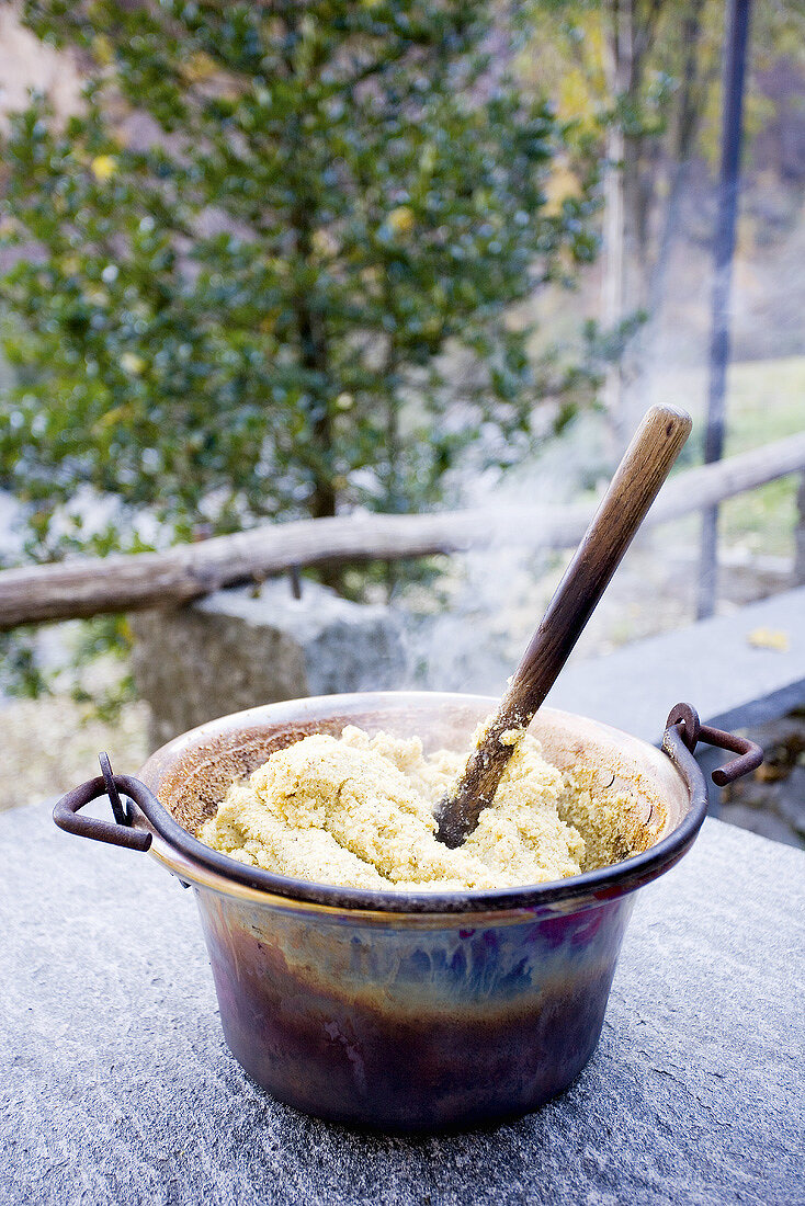 Frisch zubereitete Polenta (Maggiatal, Schweiz)