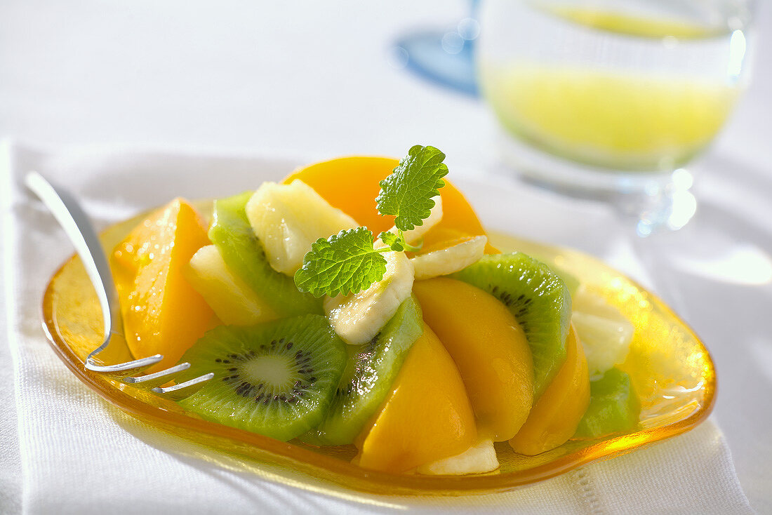 Obstsalat mit Pfirsich, Anans, Kiwi und Banane