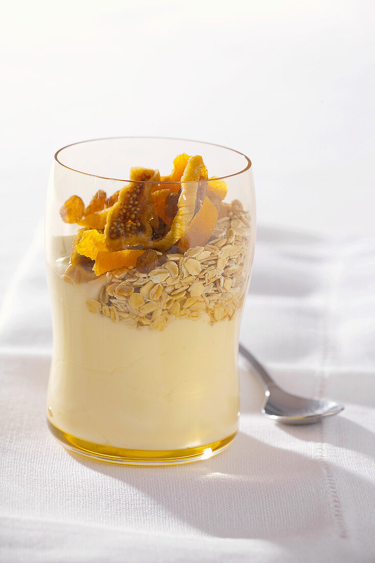 Yoghurt with dried fruit and rolled oats