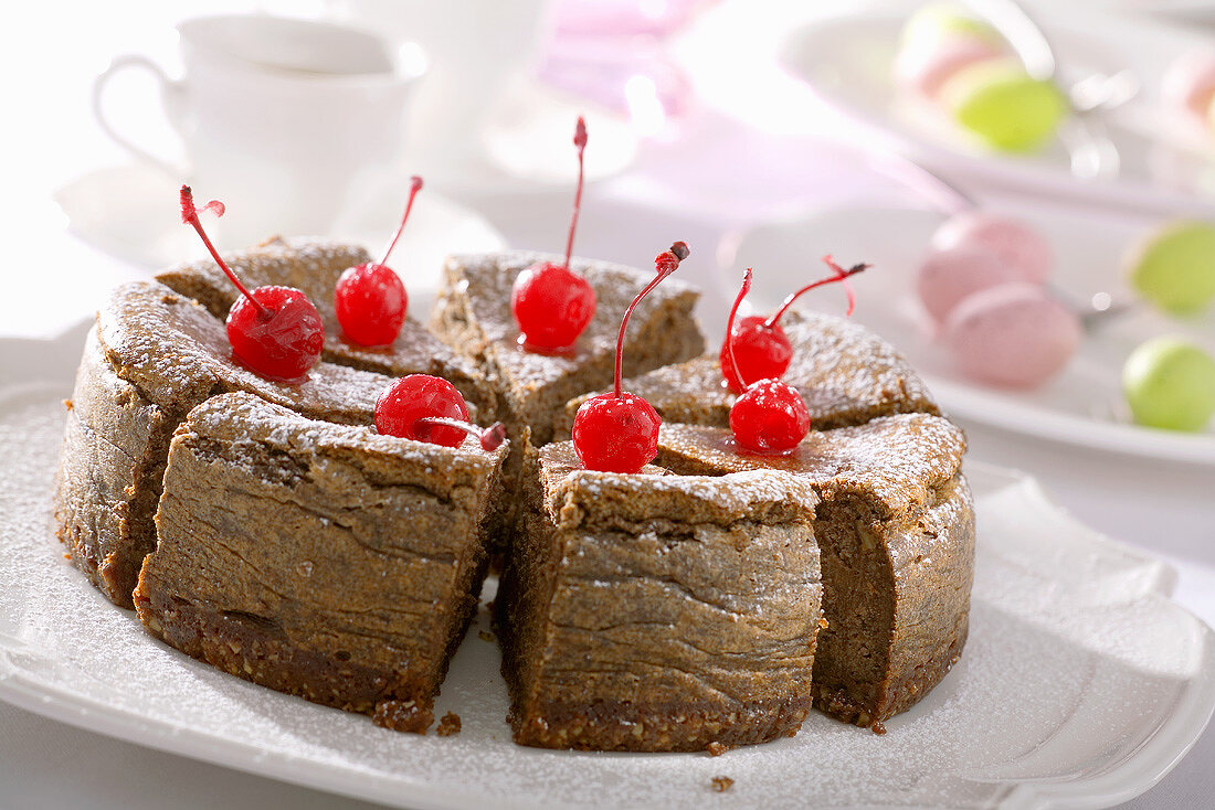 Schokoladen-Käsekuchen mit kandierten Kirschen