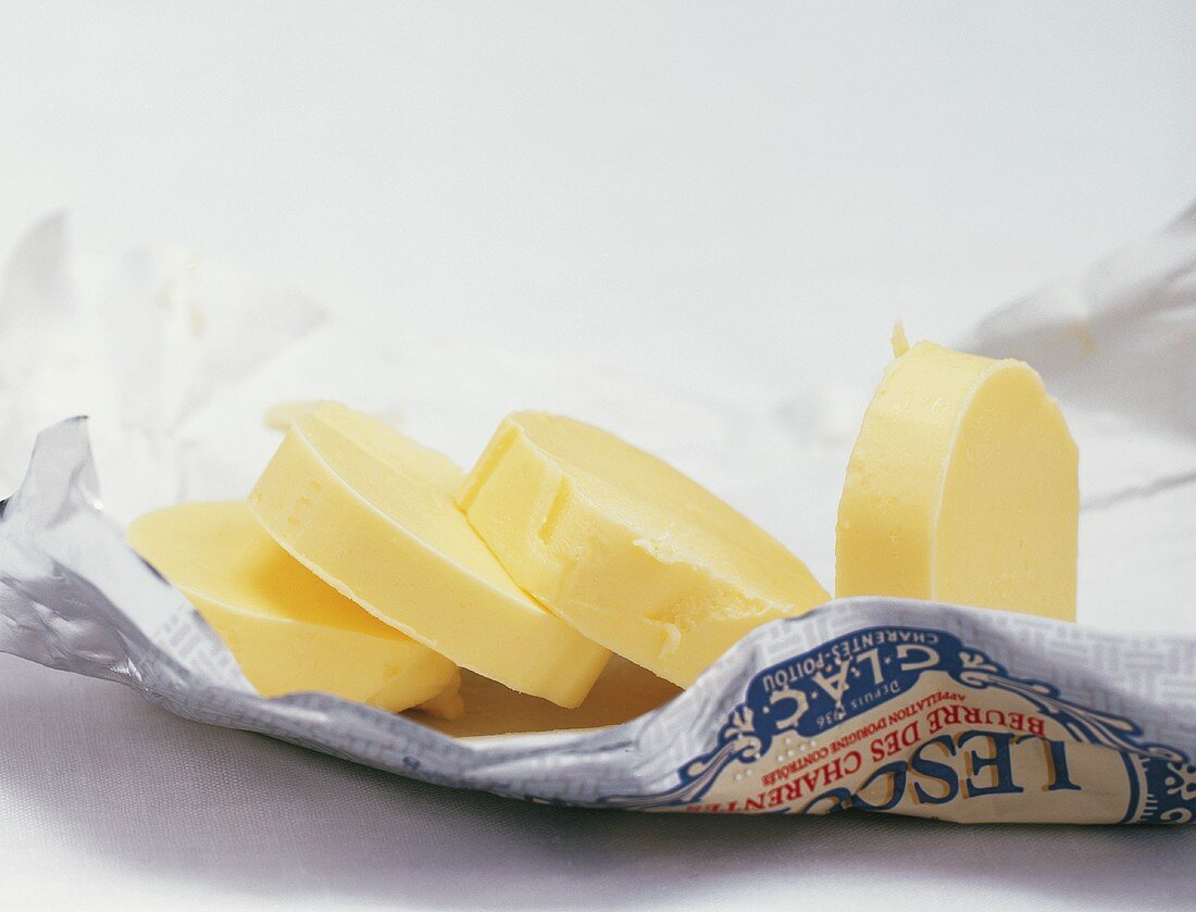Butter in Scheiben auf Butterpapier