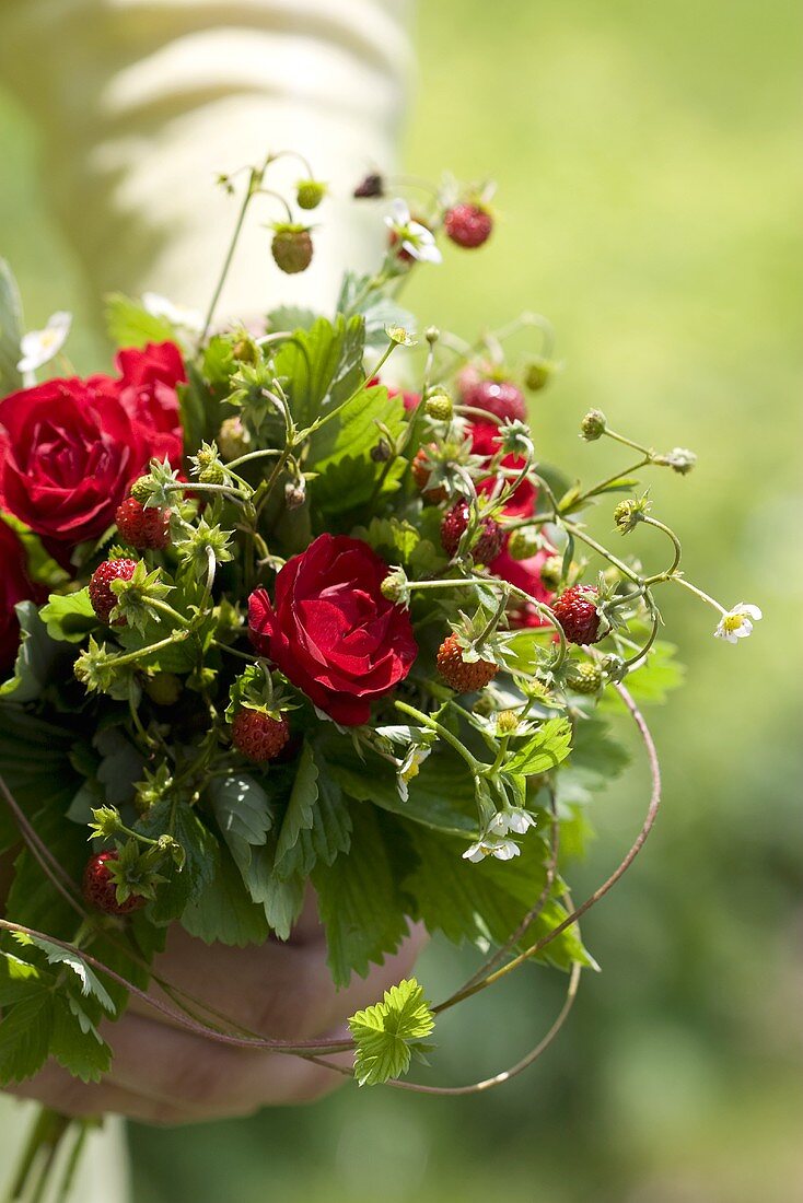 Sträusschen aus Walderdbeeren und Rosen