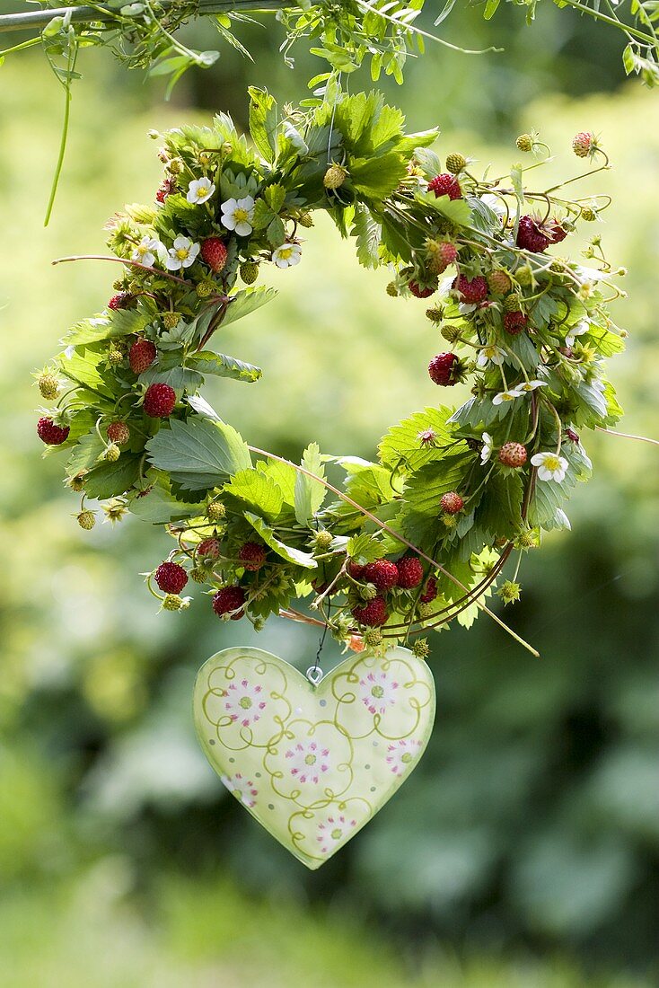 Kränzchen aus Walderdbeeren mit Herz aus Emaille