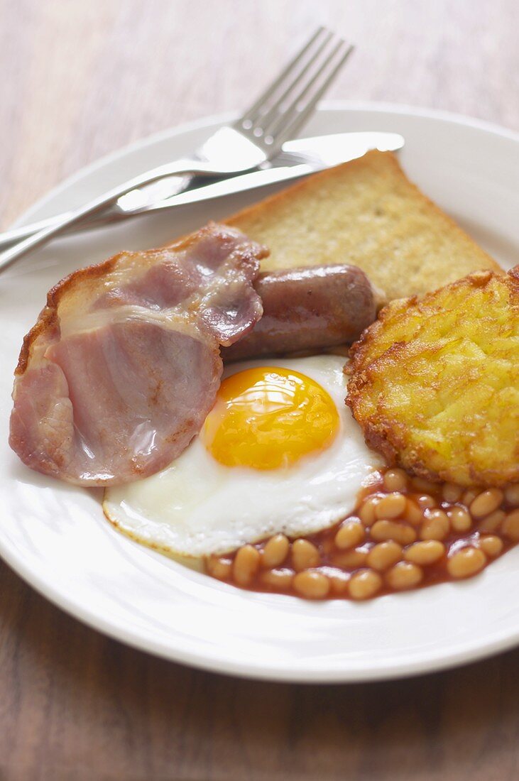English breakfast: bacon, egg, baked beans, fried bread etc.