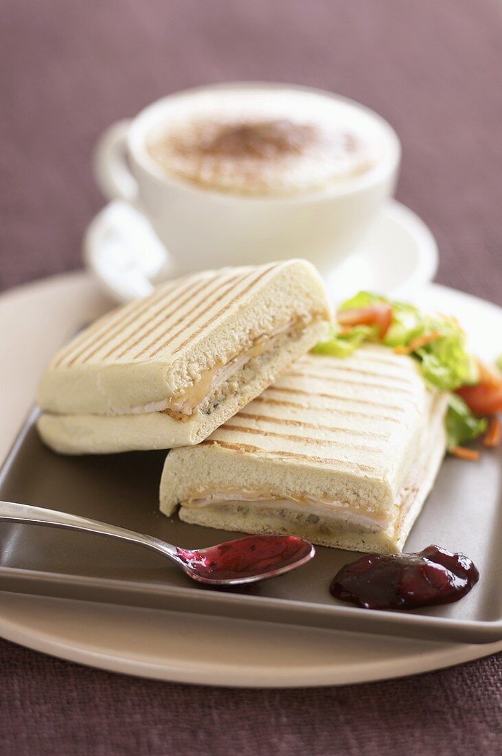 Getoastete Panini mit Cappuccino