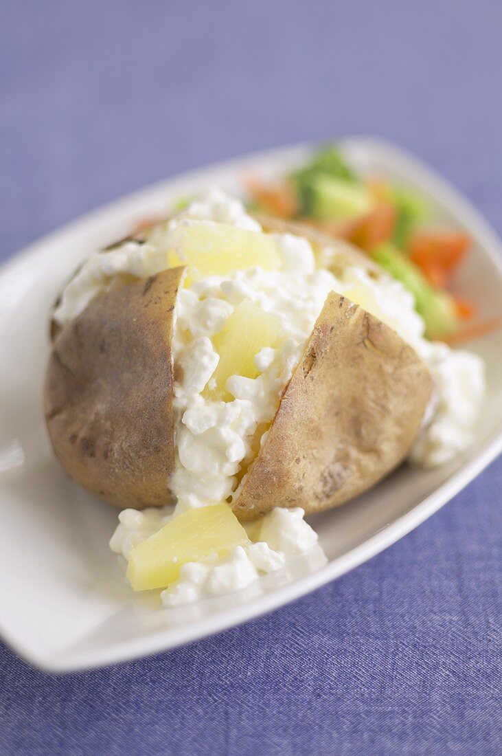 Baked potato with cottage cheese