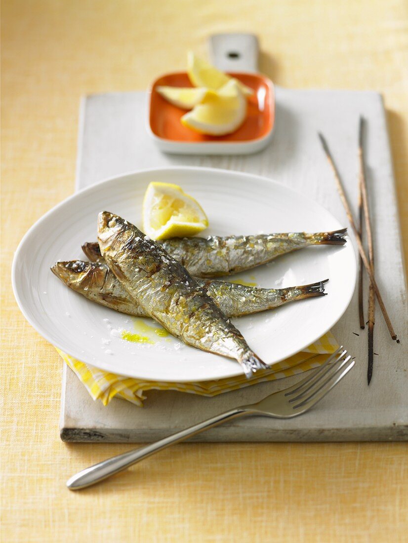 Grilled sardines with lemon