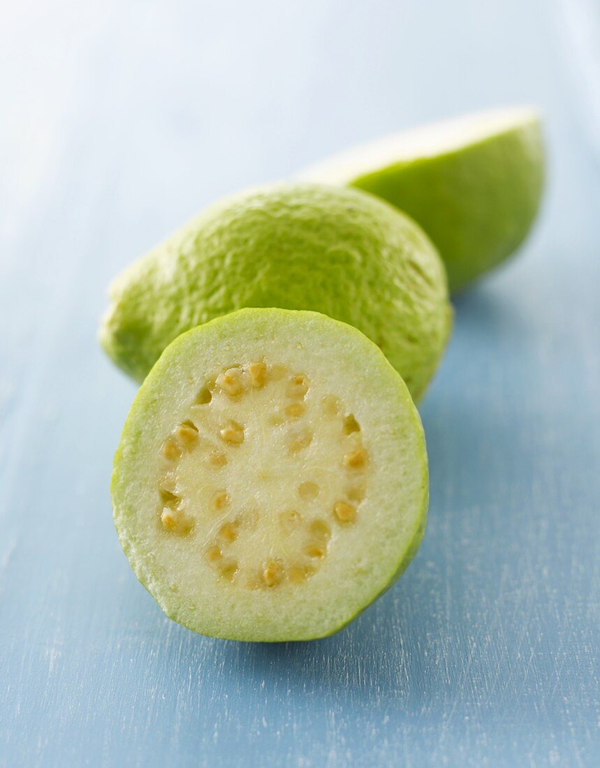 Guaven, ganz und halbiert