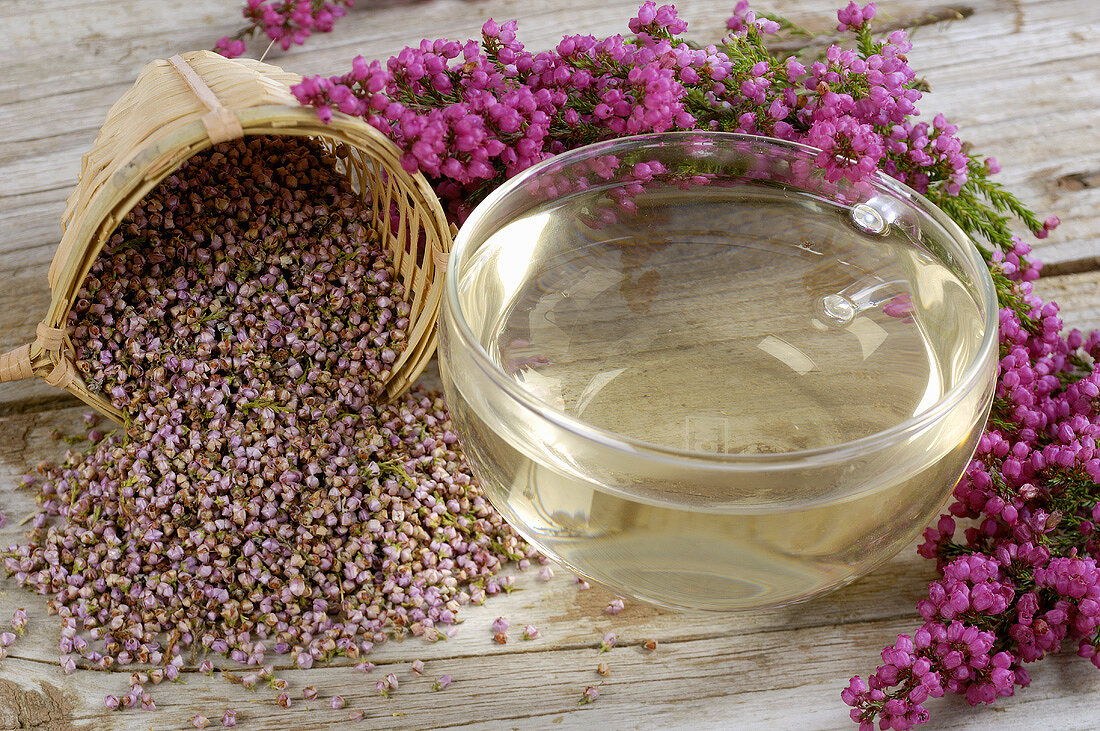 Stillleben mit Heidekraut und Heidekrauttee