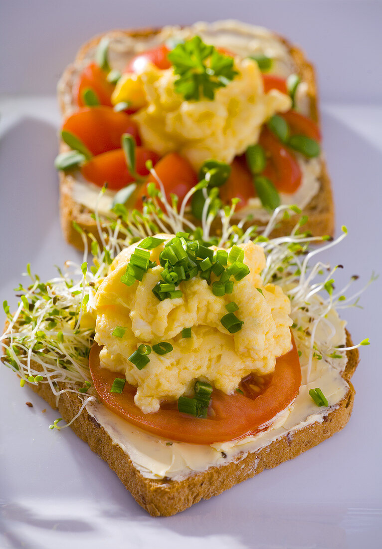 Rührei mit Schnittlauch und Kresse auf Vollkornbrot