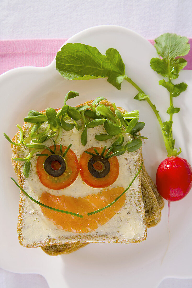 Vollkornbrot mit Räucherlachs und Kresse für Kinder