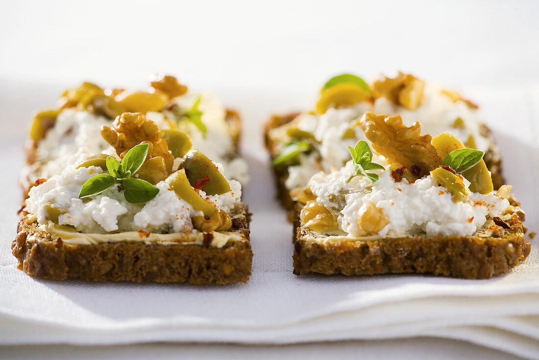 Walnut quark on wholemeal bread