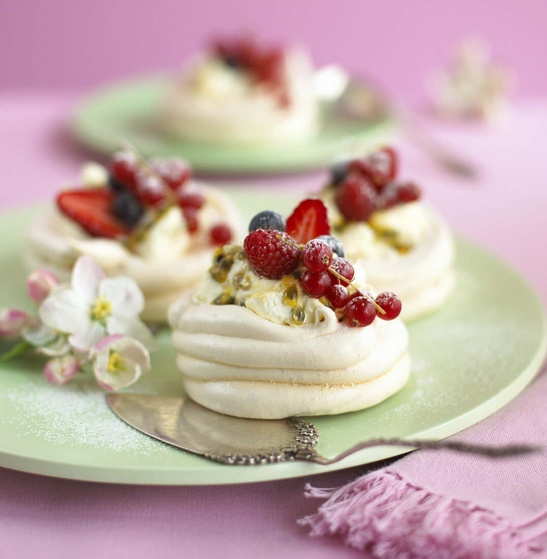 Baisertörtchen mit Passionsfrucht und Beeren