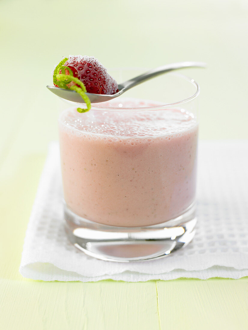 Eisgekühlter Erdbeer-Smoothie mit Naturjoghurt