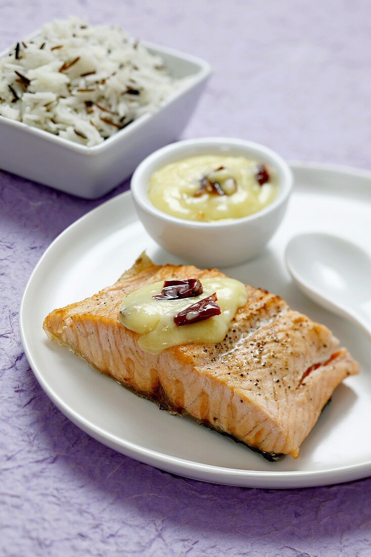 Grilled salmon fillet with white chocolate sauce