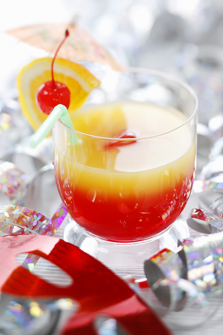 Tequila Sunrise mit Cocktailschirmchen