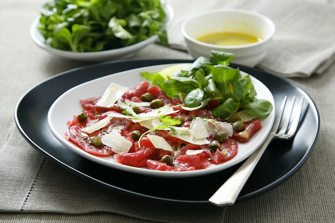 Rindercarpaccio mit Kapern, Parmesan und Brunnenkresse