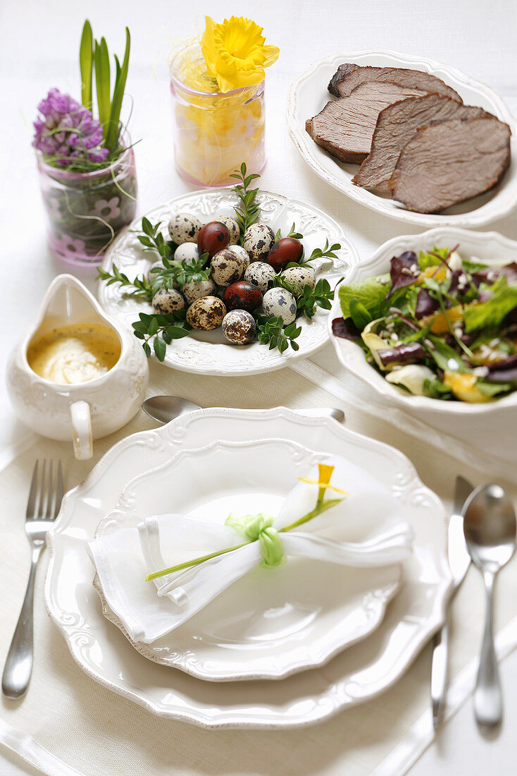 Ostertisch mit Wachteleiern, Salat, Rinderbraten & Senfsauce