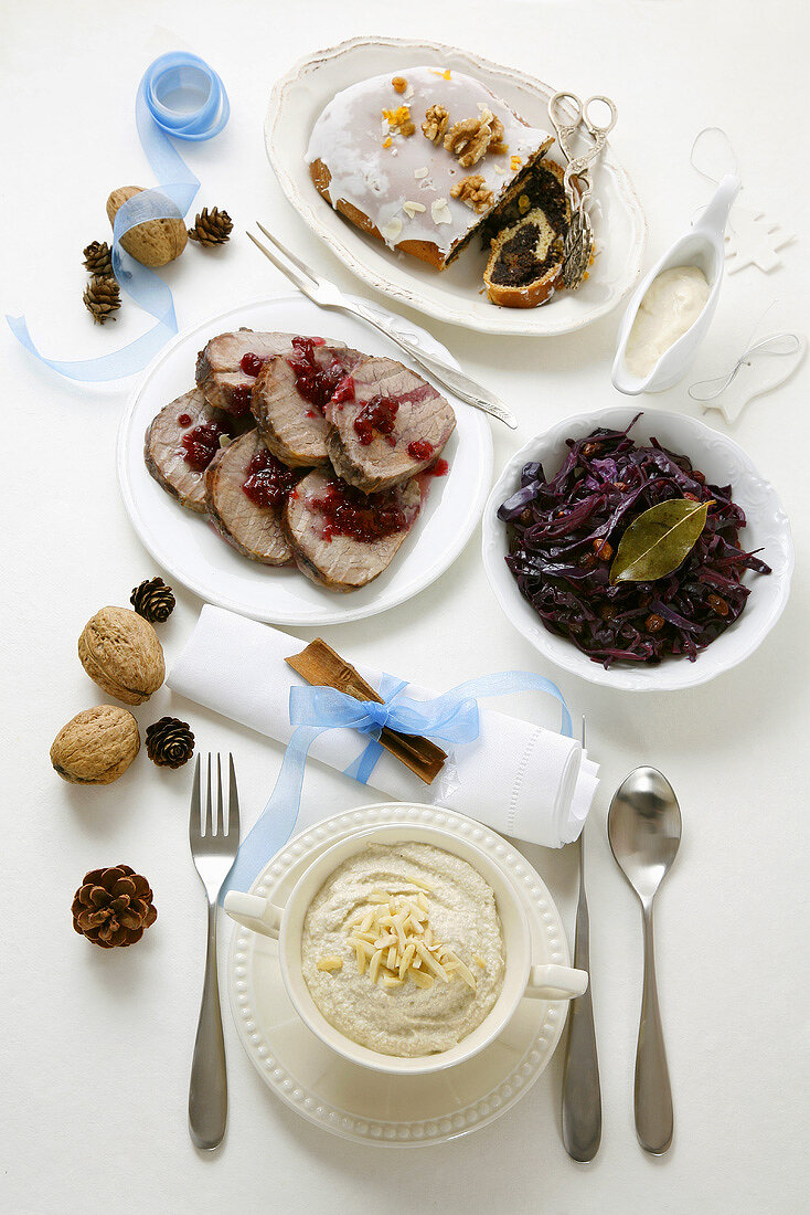 Weihnachtsmenü: Mandelsuppe, Rinderbraten, Rotkohl, Mohnrolle