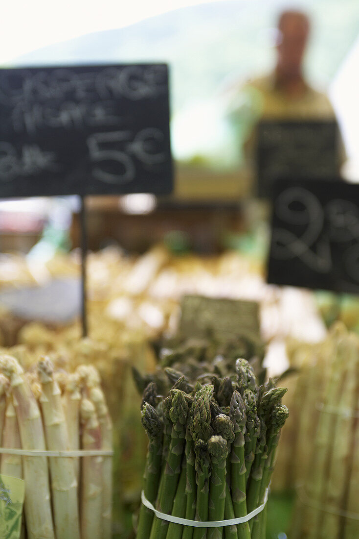 Spargel am Marktstand