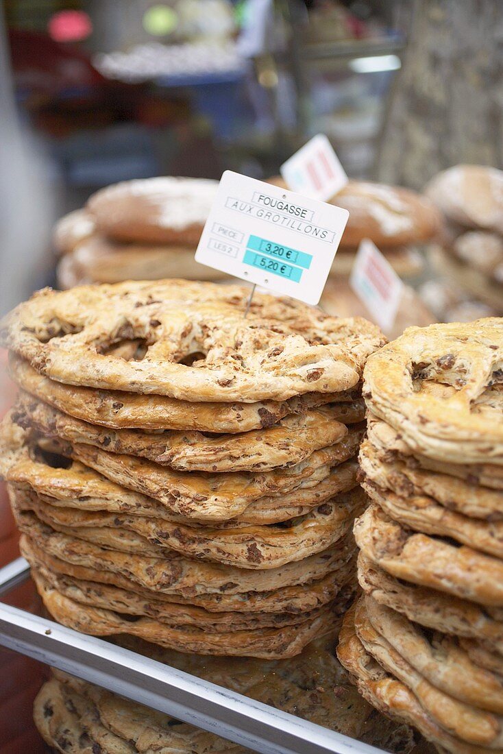 Fougasse, gefülltes Fladenbrot aus der Provence auf dem Markt