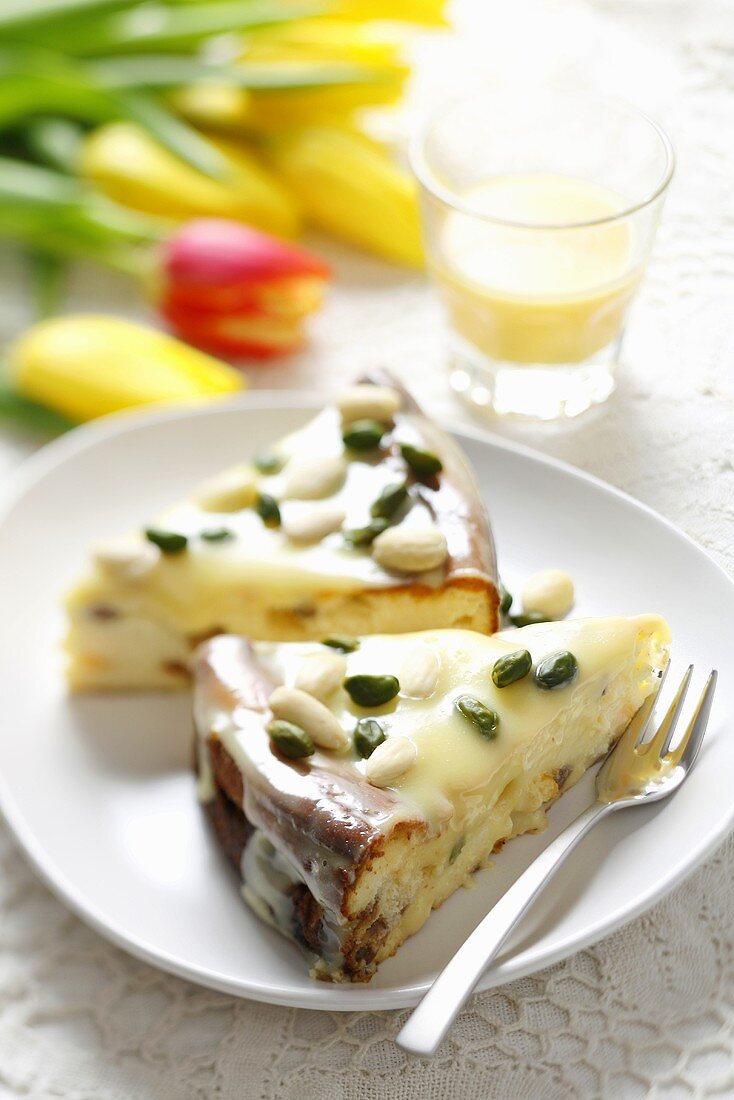 Käsekuchen mit weisser Schokolade und Pistazien