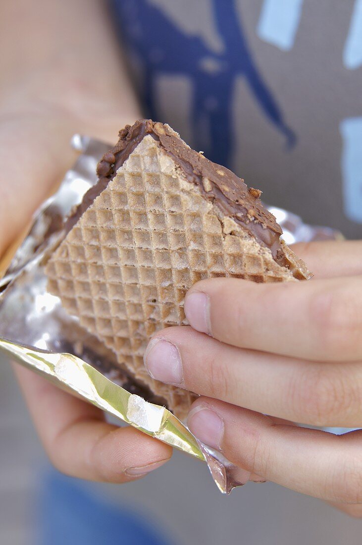 Hände halten Waffelschnitte