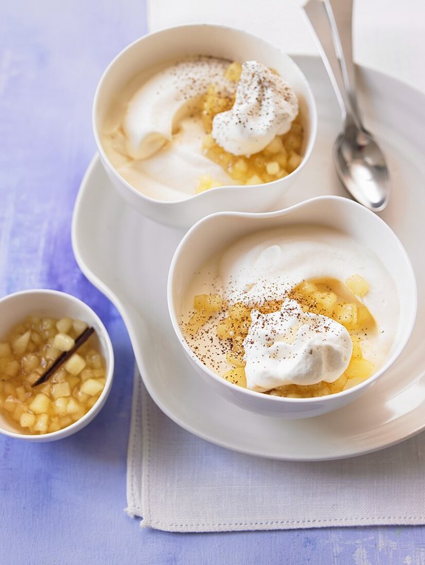 Geeister Cappuccino mit Apfelragout und Mandelsahne