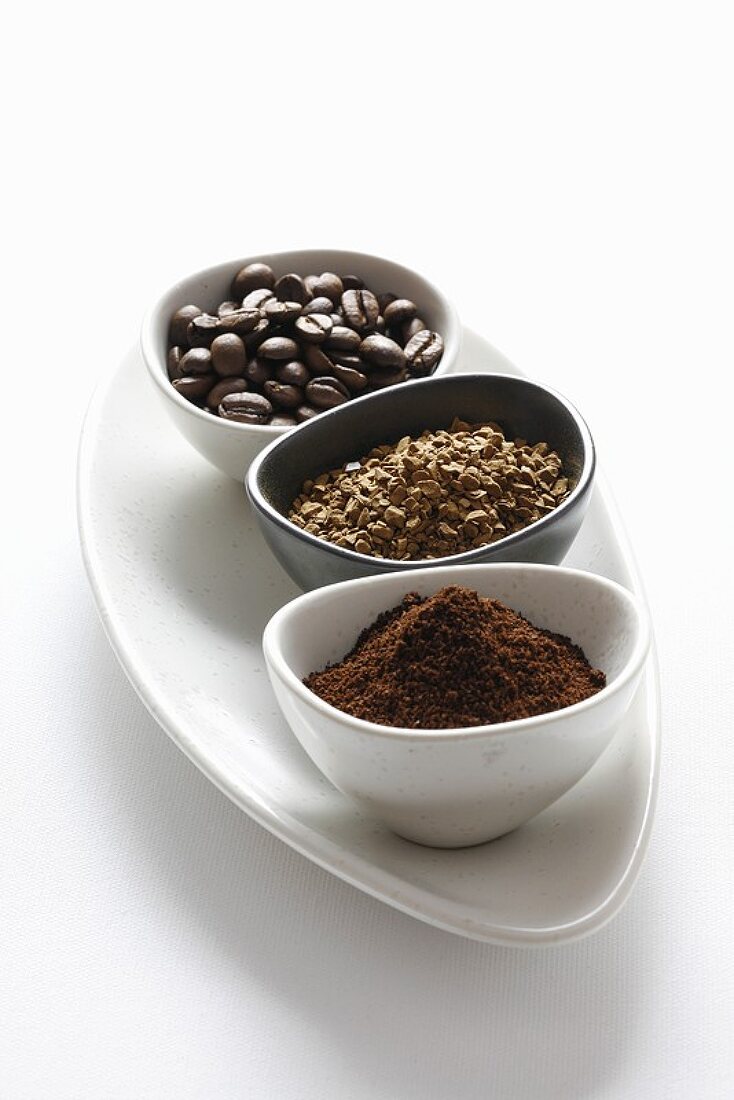Instantkaffe, grob gemahlener Kaffee und Kaffeebohnen
