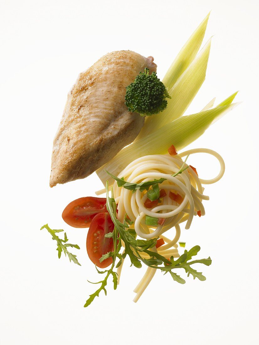 Low-fat diet: chicken breast, spaghetti, tomatoes, leeks