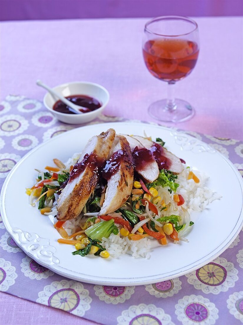 Soja-Hähnchen mit Cranberrysauce und Gemüse auf Reis
