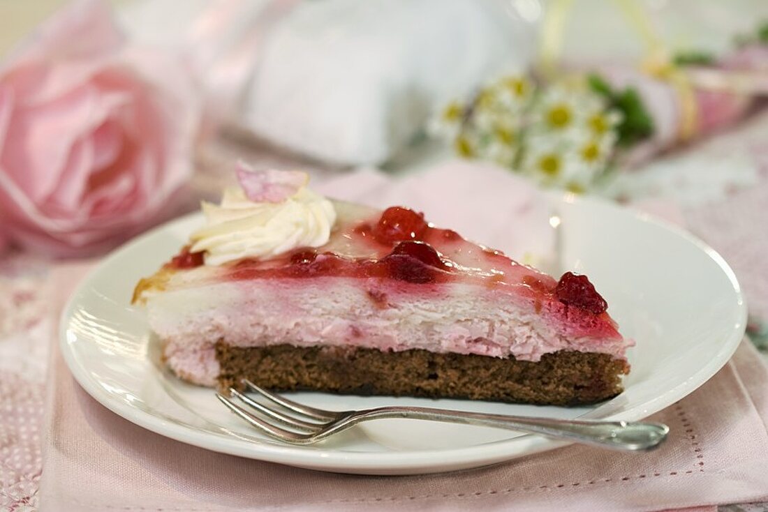 Schokoladenkuchen mit Himbeeren in Rosenquark