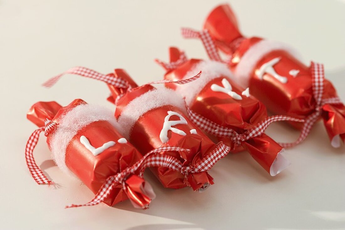 Rote Päckchen mit Buchstaben als Weihnachtstischdeko