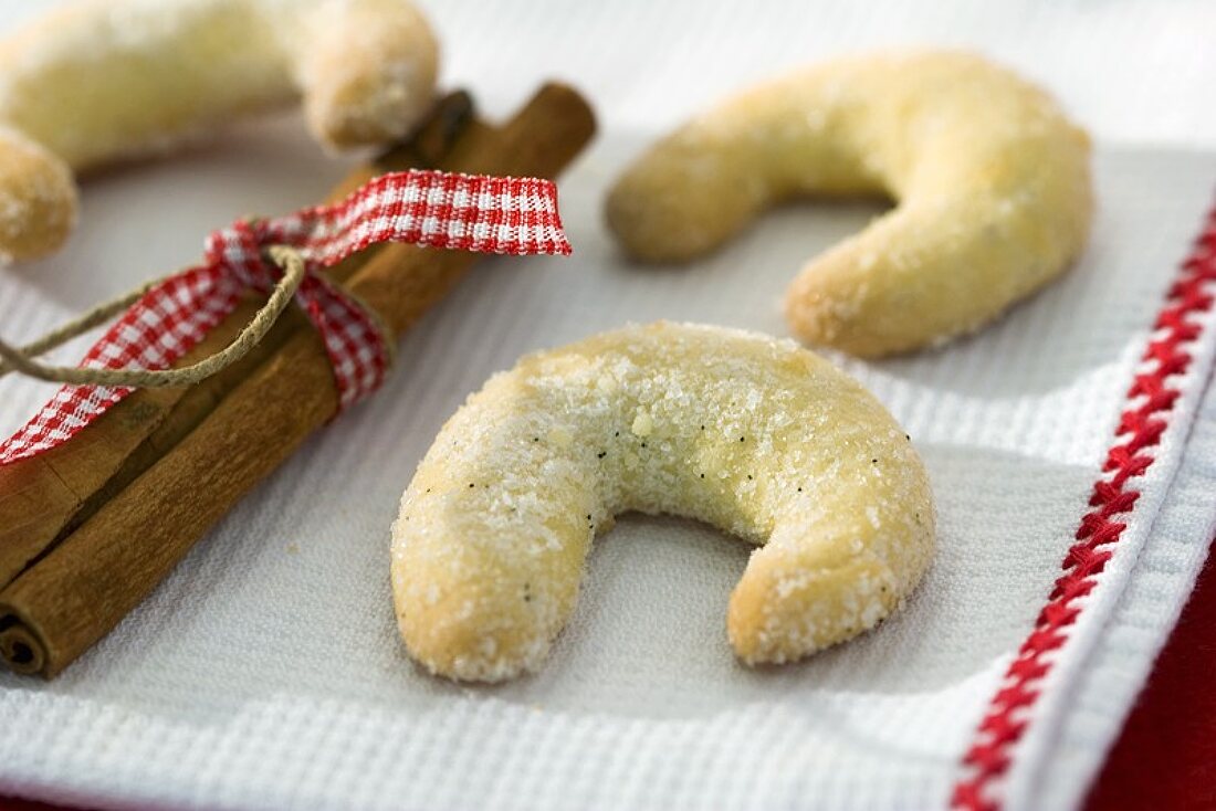 Vanillekipferl und Zimtstangen