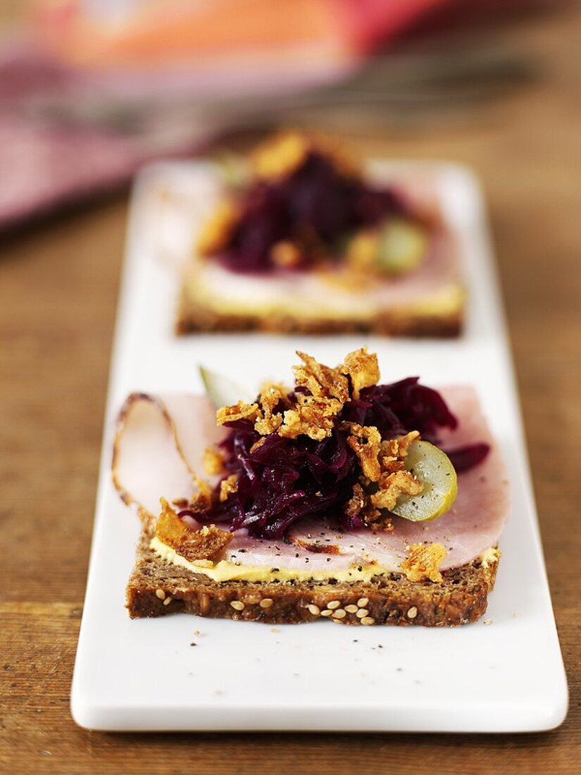 Vollkornbrot mit Schinken und Rotkohl belegt