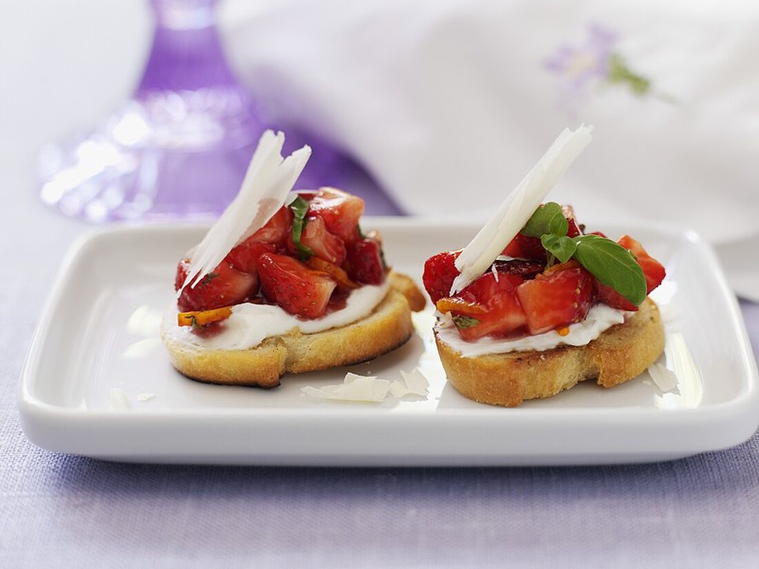 Süsse Häppchen mit Erdbeeren und weisser Schokolade