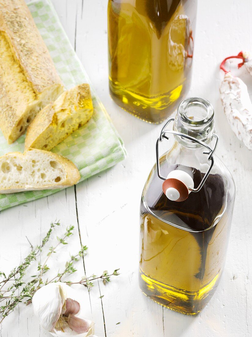 Olivenöl, Ciabatta, Knoblauch, Kräuter und Salami