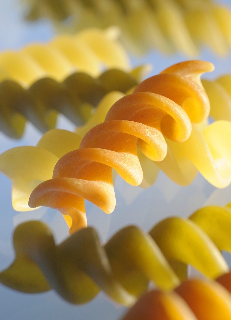 Bunte Fusilli (Nahaufnahme)