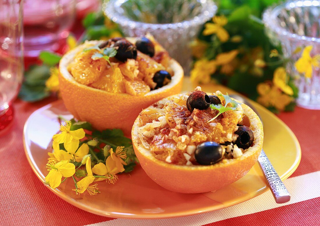 Orangensalat mit schwarzen Oliven in ausgehöhlter Orange