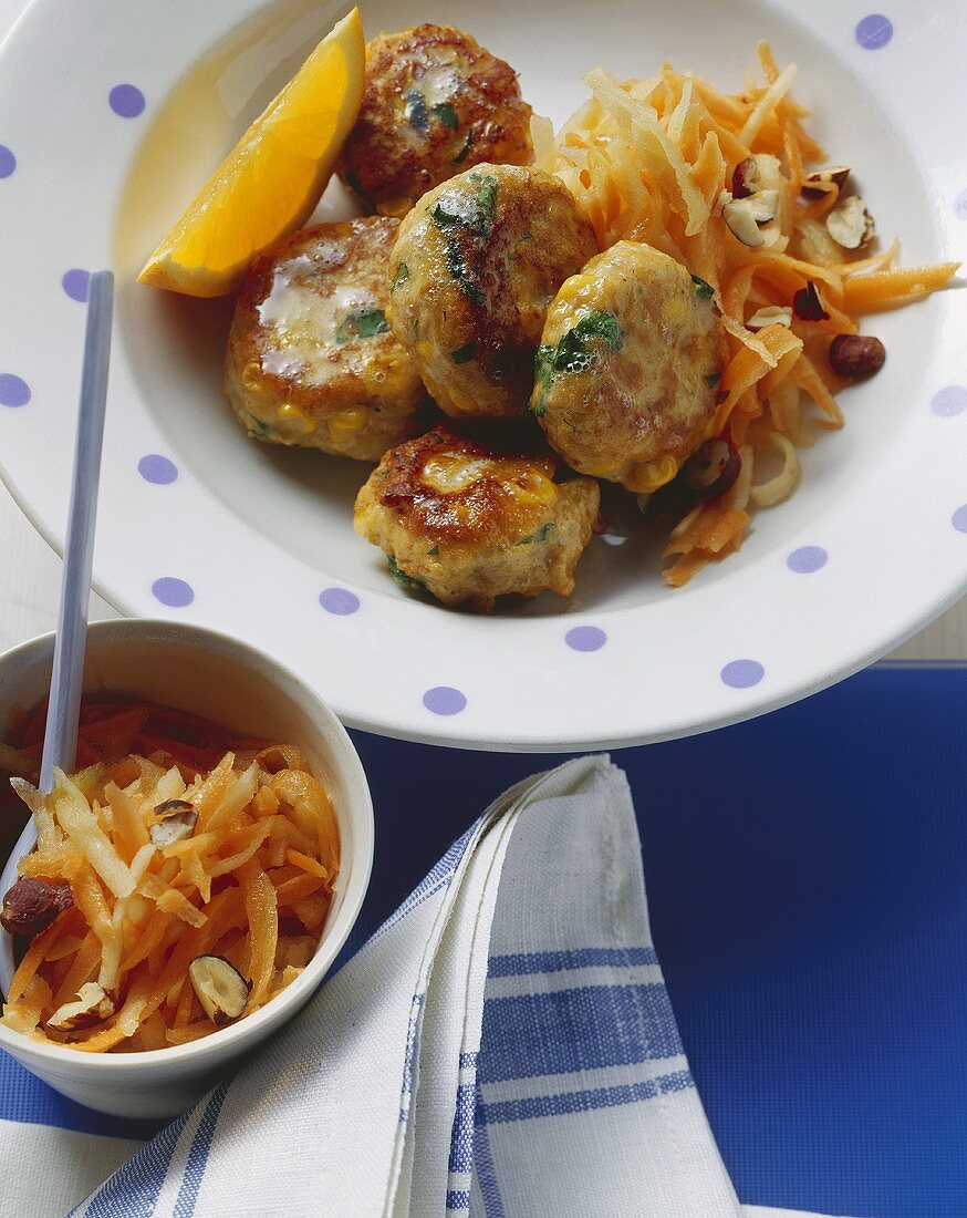 Maisfrikadellen mit Möhrensalat