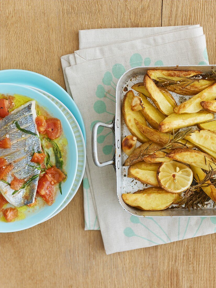 Doradenfilet auf Tomatensauce & Zitronen-Rosmarin-Kartoffeln