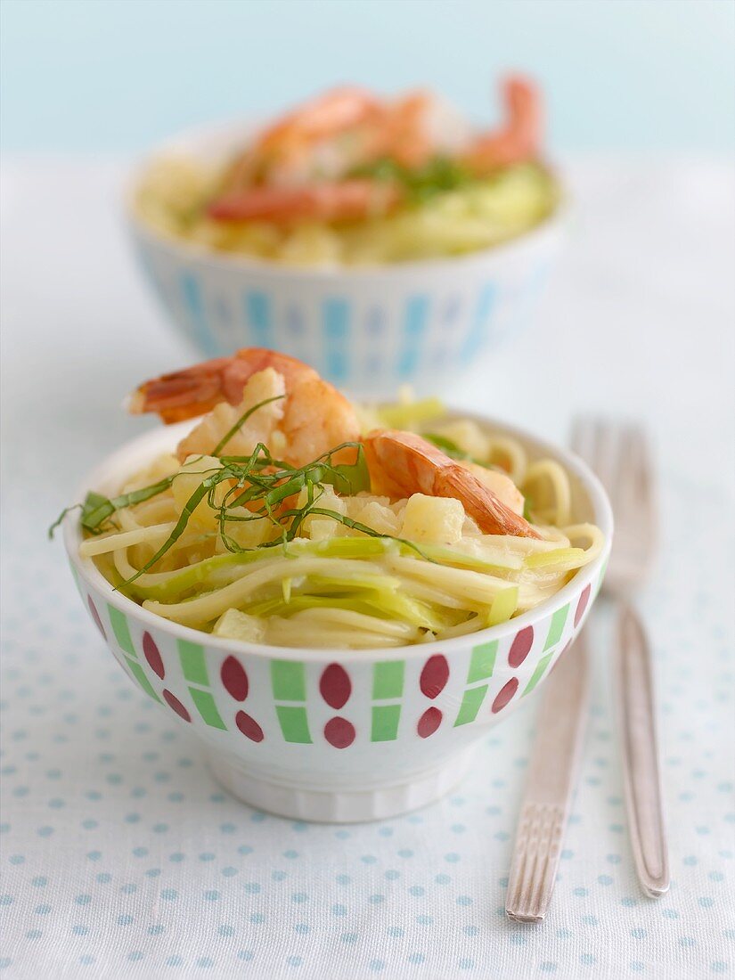 Spaghettini with prawns and coconut sauce