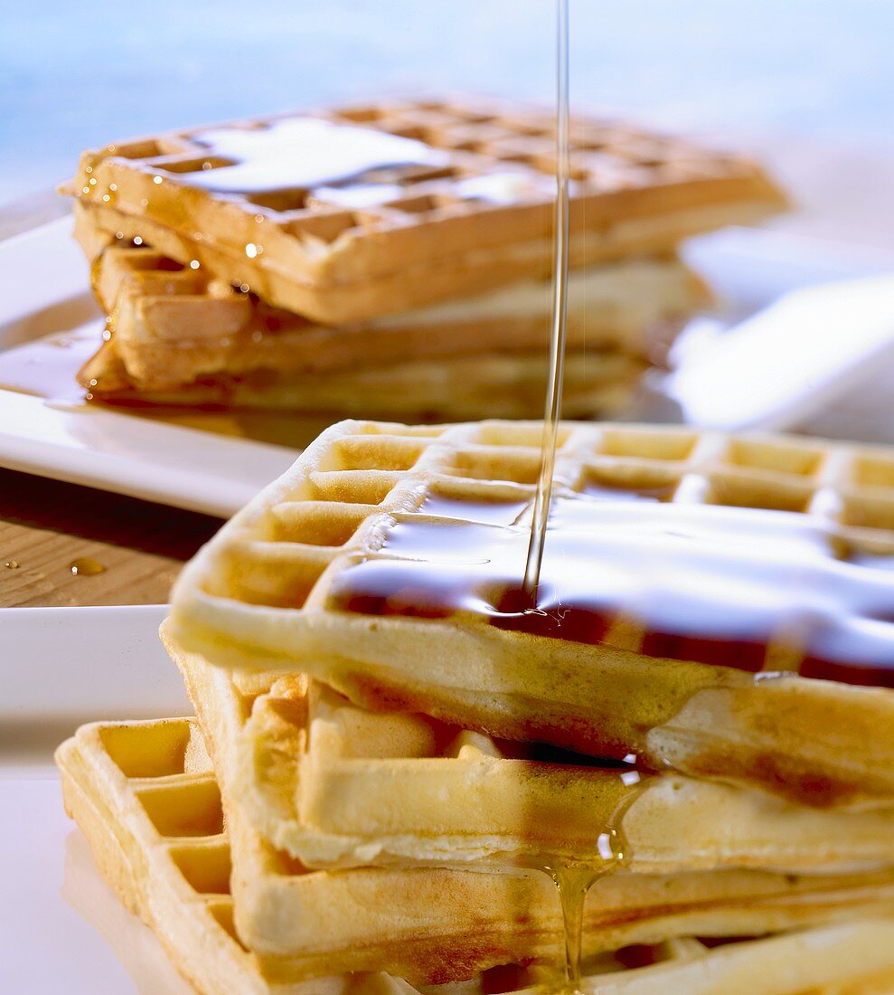 Waffeln und Apfel-Zimt-Waffeln mit Ahornsirup