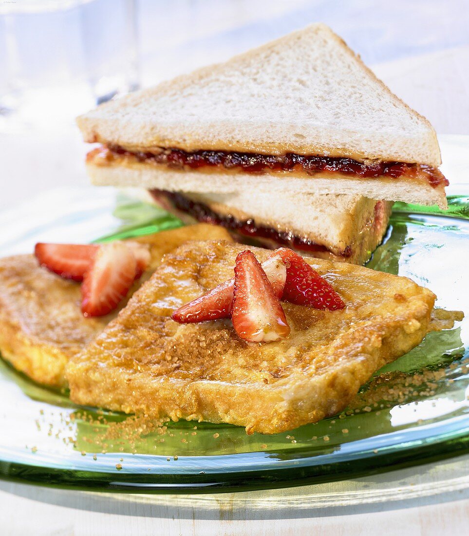 French Toast mit Erdbeeren und Erdnussbutter-Sandwich (USA)