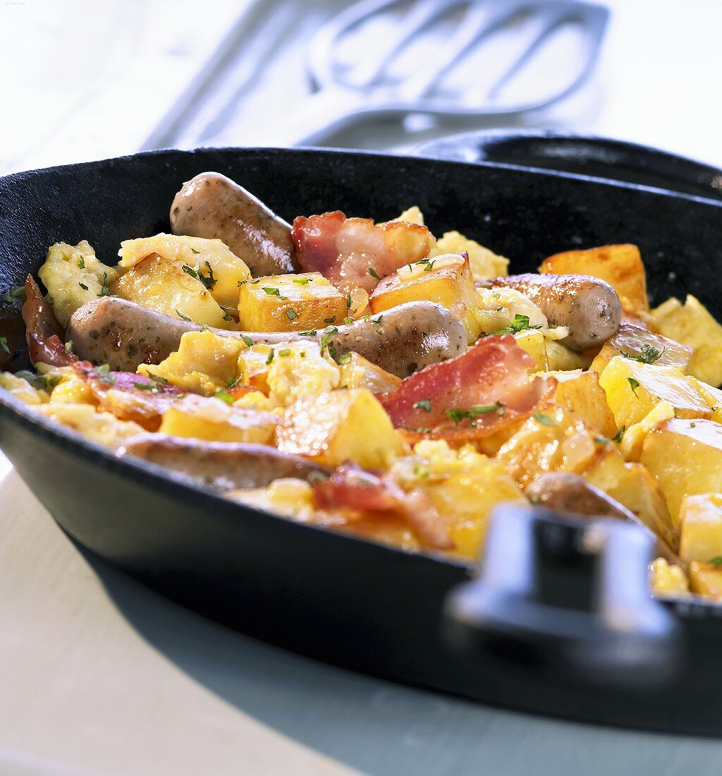 Deftige Frühstückspfanne mit Kartoffeln und Würstchen